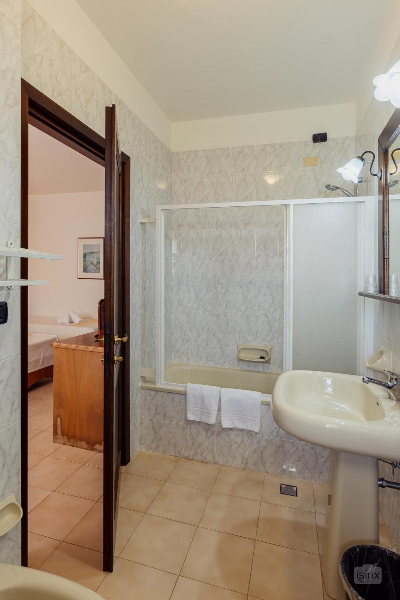 Malaspina Hotel & Resort Боса Экстерьер фото